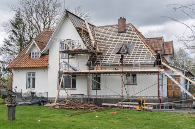 İsveç, Malmö 26 Nisan 2023: Özel bir evin eski çatısının tadilatı ve yenilenmesi 