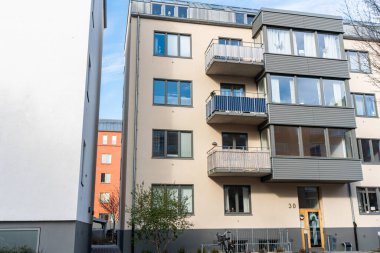 İsveç, Kristianstad 29 Nisan 2023: Balkonlu modern konut binası. Şık ve rahat Avrupa mimarisi.