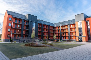 İsveç, Kristianstad 29 Nisan 2023: Balkonlu modern konut binası. Şık ve rahat Avrupa mimarisi.