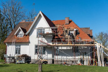 İsveç, Malmö 3 Mayıs 2023: Özel bir evin eski çatısının tadilatı ve yenilenmesi 