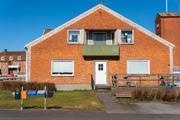 İsveç, Lonsboad 4 Nisan 2023: İsveç 'te tipik bir Avrupa özel evi