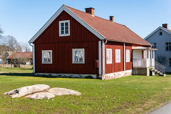 İsveç, Lonsboda 4 Nisan 2023: İsveç 'te geleneksel eski kırmızı renkli ahşap ev. İskandinav manzarası. 