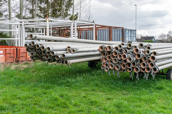 Bir sürü düz metal boru, karavana yüklenmiş borular.