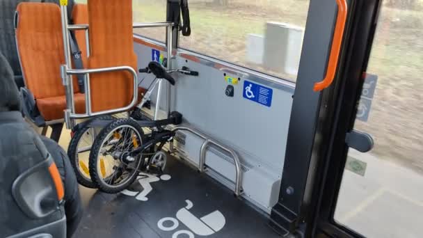 Suecia Malmo Diciembre 2023 Bicicleta Plegable Plegada Fija Autobús — Vídeo de stock