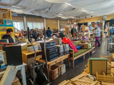 İsveç, Malmö 18 Ocak 2024: Bir sürü mobilyası ve farklı ev eşyaları ve klasik eşyaları olan büyük bir ikinci el mağazası. İskandinav ülkelerinde tipik kullanılmış şeyler dükkânı.