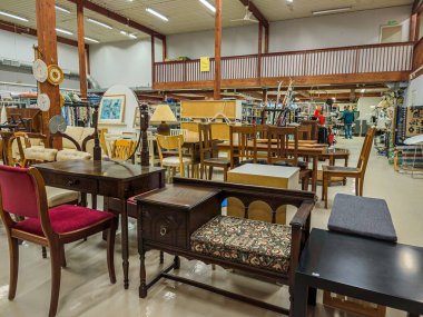 İsveç, Malmö 18 Ocak 2024: Bir sürü mobilyası ve farklı ev eşyaları ve klasik eşyaları olan büyük bir ikinci el mağazası. İskandinav ülkelerinde tipik kullanılmış şeyler dükkânı.