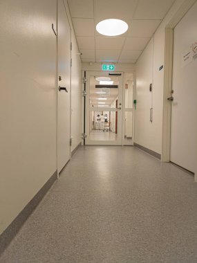 İsveç, Malmö 9 Şubat 2024: Tipik İsveç kliniği, hastane. Temiz ve steril beyaz salonlar. 