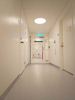 İsveç, Malmö 9 Şubat 2024: Tipik İsveç kliniği, hastane. Temiz ve steril beyaz salonlar. 