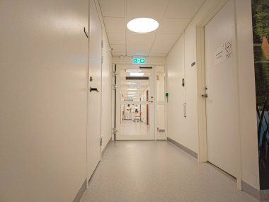 İsveç, Malmö 9 Şubat 2024: Tipik İsveç kliniği, hastane. Temiz ve steril beyaz salonlar. 