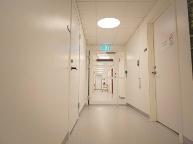 İsveç, Malmö 9 Şubat 2024: Tipik İsveç kliniği, hastane. Temiz ve steril beyaz salonlar. 