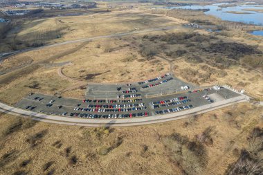 Doğal park alanındaki büyük bir parkın havadan görüntüsü. Arabalar ve doğa, ekoloji, çevre.