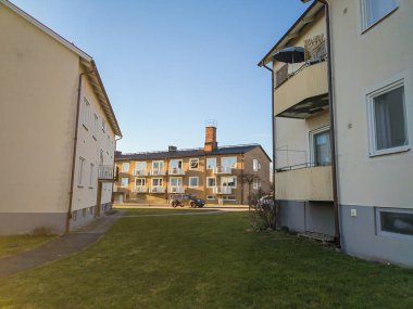 Konforlu, düşük katlı evler, Avrupa mimarisi. Küçük bir kasabada sakin ve rahat bir yerleşim yeri..