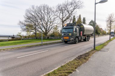 İsveç, Malmö 5 Mayıs 2023: Tam teçhizatlı askeri araçlar yolda, savunma teknolojileri