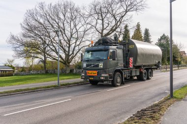 İsveç, Malmö 5 Mayıs 2023: Tam teçhizatlı askeri araçlar yolda, savunma teknolojileri
