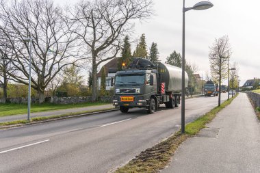 İsveç, Malmö 5 Mayıs 2023: Tam teçhizatlı askeri araçlar yolda, savunma teknolojileri