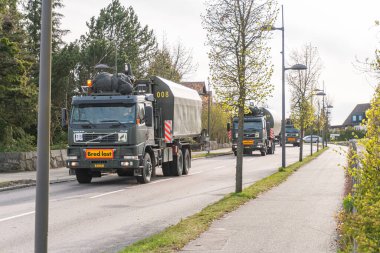 İsveç, Malmö 5 Mayıs 2023: Tam teçhizatlı askeri araçlar yolda, savunma teknolojileri