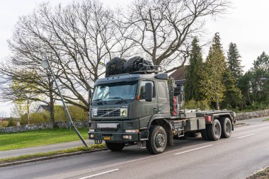 İsveç, Malmö 5 Mayıs 2023: Tam teçhizatlı askeri araçlar yolda, savunma teknolojileri