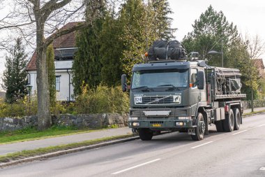İsveç, Malmö 5 Mayıs 2023: Tam teçhizatlı askeri araçlar yolda, savunma teknolojileri