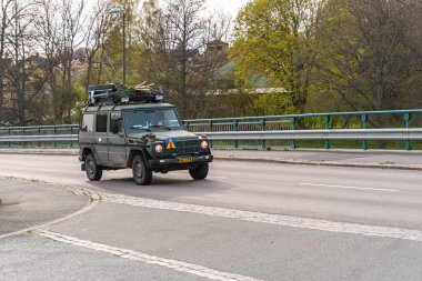 İsveç, Malmö 5 Mayıs 2023: Tam teçhizatlı askeri araçlar yolda, savunma teknolojileri