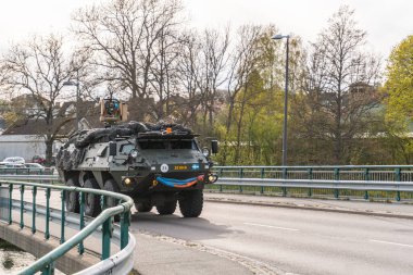 İsveç, Malmö 5 Mayıs 2023: Tam teçhizatlı askeri araçlar yolda, savunma teknolojileri