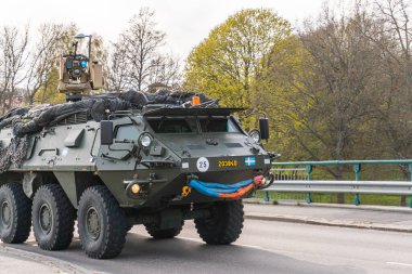 İsveç, Malmö 5 Mayıs 2023: Tam teçhizatlı askeri araçlar yolda, savunma teknolojileri