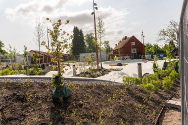 İsveç, Knislinge 26 Mayıs 2023, dinlenme alanı inşa ediliyor. Şehir parkı, kaykay parkı inşaatı.