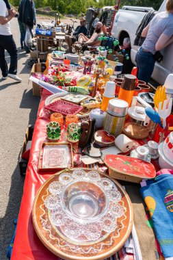 İsveç, Broby 27 Mayıs 2023: Bit pazarında bir sürü kullanılmış ve eski eşya, garaj satışı. İkinci el, nadir ve eski şeyler..  