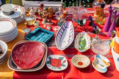 İsveç, Broby 27 Mayıs 2023: Bit pazarında bir sürü kullanılmış ve eski eşya, garaj satışı. İkinci el, nadir ve eski şeyler..  