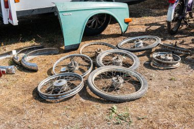İsveç, Broby 27 Mayıs 2023: Arabalar, motosikletler ve bit pazarındaki diğer araçlar için çok farklı parçalar, garaj satışı. Arabalar için yedek parça kullanıldı. 
