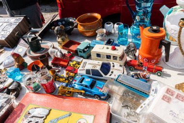 İsveç, Broby 27 Mayıs 2023: Bir sürü farklı Brio 'lar ve bit pazarında bir sürü oyuncak araba ve oyuncak. İkinci el, kullanılmış oyuncaklar. 