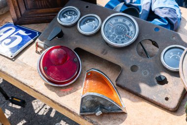 İsveç, Broby 27 Mayıs 2023: Arabalar, motosikletler ve bit pazarındaki diğer araçlar için çok farklı parçalar, garaj satışı. Arabalar için yedek parça kullanıldı. 