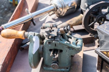 İsveç, Broby 27 Mayıs 2023: Bit pazarında farklı kullanılmış yedek parça, garaj satışı. Eski ve nadir parçalar ve parçalar, ikinci el..