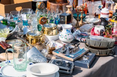 İsveç, Broby 27 Mayıs 2023: Bit pazarında bir sürü kullanılmış ve eski eşya, garaj satışı. İkinci el, nadir ve eski şeyler..  