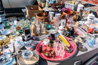 İsveç, Broby 27 Mayıs 2023: Bit pazarında bir sürü kullanılmış ve eski eşya, garaj satışı. İkinci el, nadir ve eski şeyler..  