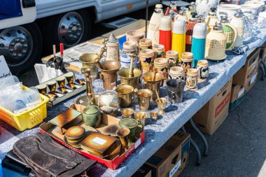 İsveç, Broby 27 Mayıs 2023: Bit pazarında bir sürü kullanılmış ve eski eşya, garaj satışı. İkinci el, nadir ve eski şeyler..  