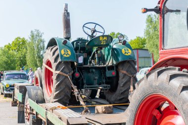 İsveç, Broby 27 Mayıs 2023: Sergide eski antika traktör