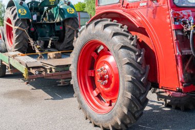 İsveç, Broby 27 Mayıs 2023: Sergide eski antika traktör