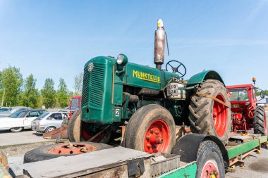 İsveç, Broby 27 Mayıs 2023: Sergide eski antika traktör