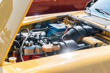 İsveç, Broby 27 Mayıs 2023: Eski bir arabanın kaputu açıldı, bir arabanın kaputu açıldı 