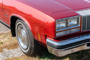 İsveç, Broby 27 Mayıs 2023: sergide eski bir retro araba. Nadir ve eski bir araba.. 