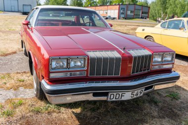 İsveç, Broby 27 Mayıs 2023: sergide eski bir retro araba. Nadir ve eski bir araba.. 