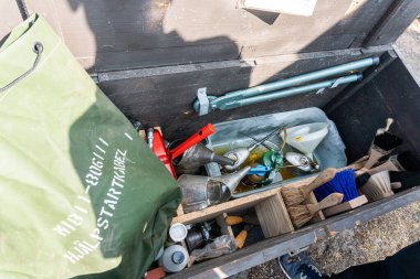 İsveç, Broby 27 Mayıs 2023: Bit pazarında farklı kullanılmış yedek parça, garaj satışı. Eski ve nadir parçalar ve parçalar, ikinci el..