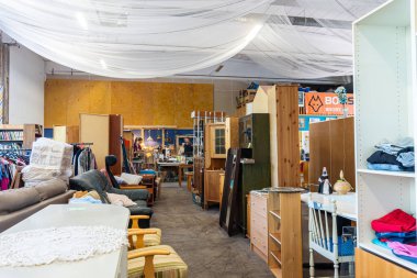 İsveç, Hanaskog 7 Haziran 2023, büyük bir mobilya mağazası, ikinci el. Depoda bir sürü farklı mobilya var..