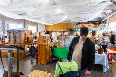 İsveç, Hanaskog 7 Haziran 2023: Birçok farklı şeyin olduğu bir ikinci el mağazası. Kullanılmış antika, nadir ve antika eşyalar. İsveç 'te tipik ikinci el mağazası..