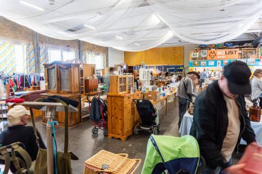 İsveç, Hanaskog 7 Haziran 2023: Birçok farklı şeyin olduğu bir ikinci el mağazası. Kullanılmış antika, nadir ve antika eşyalar. İsveç 'te tipik ikinci el mağazası..