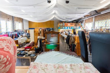 İsveç, Hanaskog 7 Haziran 2023: Birçok farklı şeyin olduğu bir ikinci el mağazası. Kullanılmış antika, nadir ve antika eşyalar. İsveç 'te tipik ikinci el mağazası..