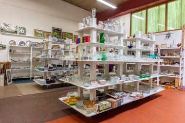 İsveç, Hanaskog 7 Haziran 2023: Birçok farklı şeyin olduğu bir ikinci el mağazası. Kullanılmış antika, nadir ve antika eşyalar. İsveç 'te tipik ikinci el mağazası..