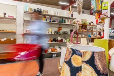 İsveç, Hanaskog 7 Haziran 2023: Birçok farklı şeyin olduğu bir ikinci el mağazası. Kullanılmış antika, nadir ve antika eşyalar. İsveç 'te tipik ikinci el mağazası..