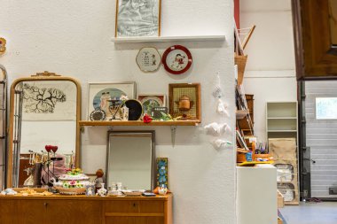 İsveç, Hanaskog 7 Haziran 2023: Birçok farklı şeyin olduğu bir ikinci el mağazası. Kullanılmış antika, nadir ve antika eşyalar. İsveç 'te tipik ikinci el mağazası..