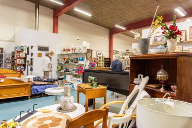 İsveç, Hanaskog 7 Haziran 2023: Birçok farklı şeyin olduğu bir ikinci el mağazası. Kullanılmış antika, nadir ve antika eşyalar. İsveç 'te tipik ikinci el mağazası..